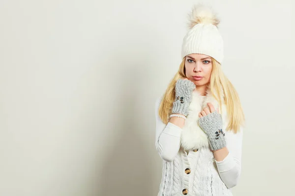 Женщина в теплой зимней одежде — стоковое фото