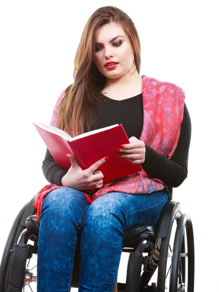 Giovane donna disabile in sedia a rotelle con libro. — Foto Stock