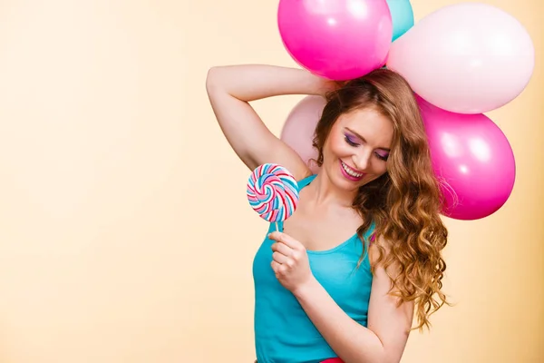 Kvinna med färgglada ballonger och lollipop — Stockfoto