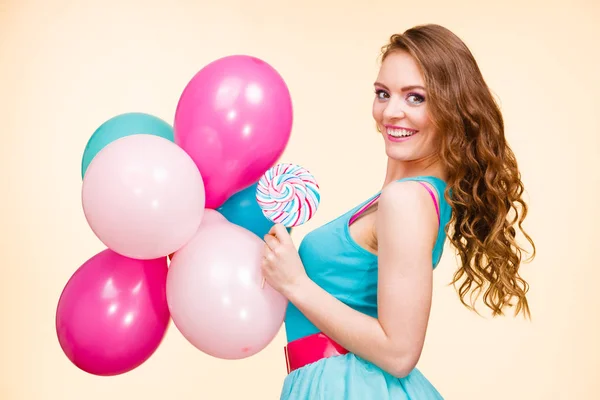 Frau mit bunten Luftballons und Lutscher — Stockfoto