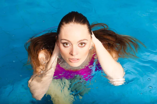 Женщина развлекается в бассейне — стоковое фото