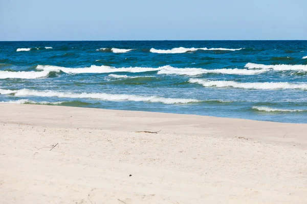 Plage, mer, bord de mer capitonné en été — Photo