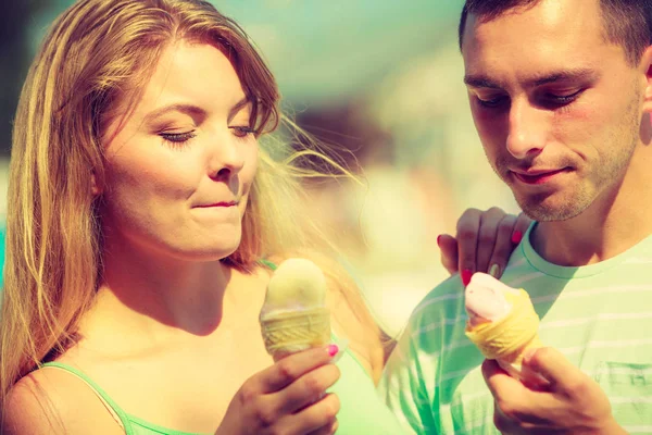 Mężczyzna i kobieta jedzący lody na plaży — Zdjęcie stockowe