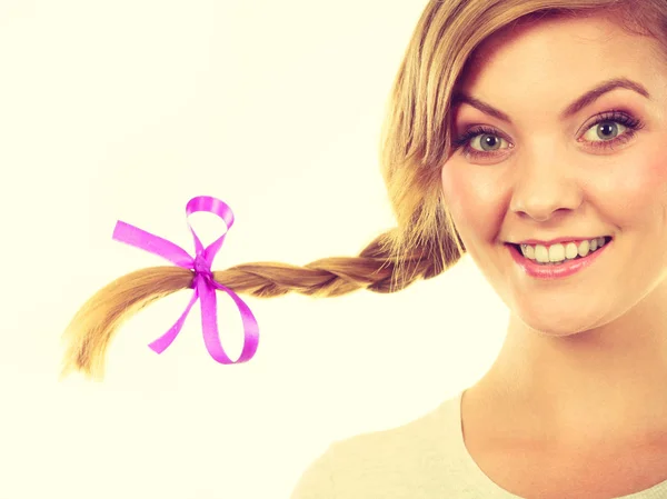 Дівчина-підліток в косих волоссях робить щасливе обличчя — стокове фото