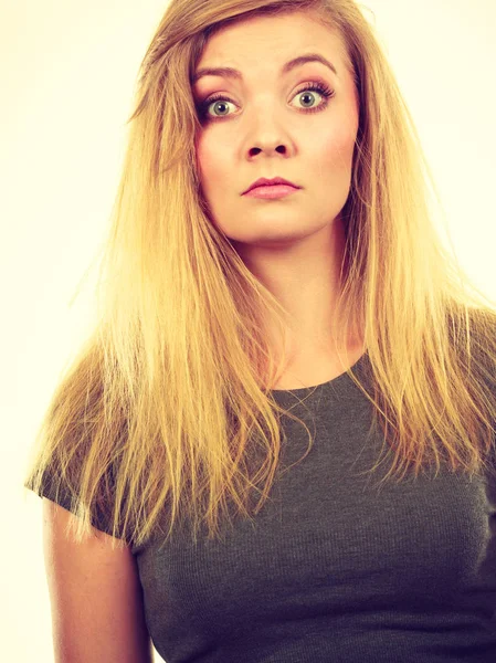 Mulher loira triste com cabelo bagunçado — Fotografia de Stock