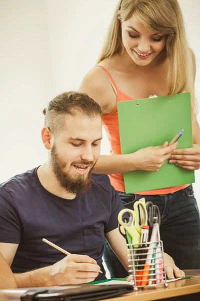 Studenti a pedagog ve třídě — Stock fotografie