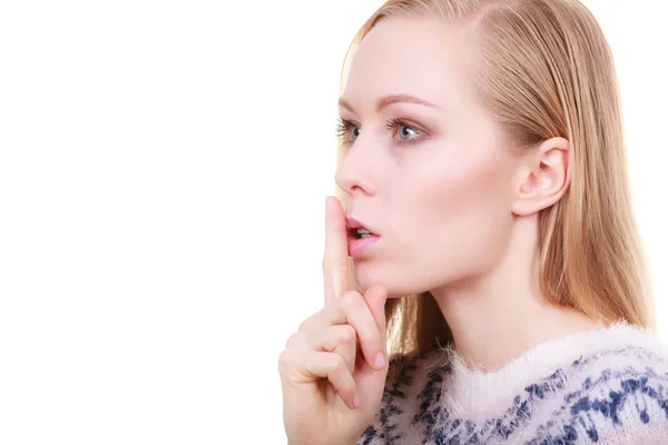 Jonge blonde vrouw stilte gebaar maken — Stockfoto