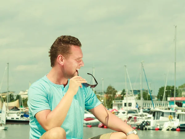 Homme marchant sur la marina pendant l'été — Photo