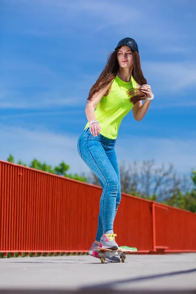 Adolescente menina skatista equitação skate na rua. — Fotografia de Stock