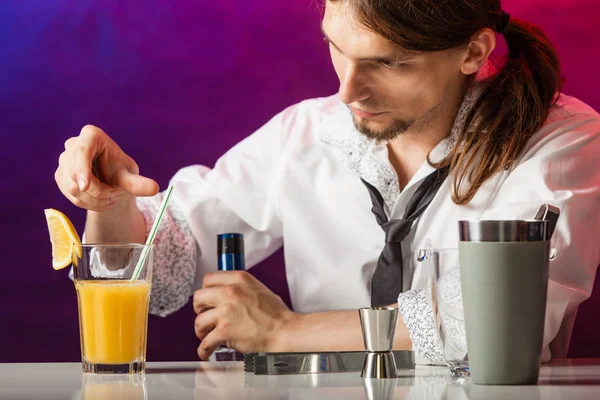 Barman bij balie maakt drank. — Stockfoto