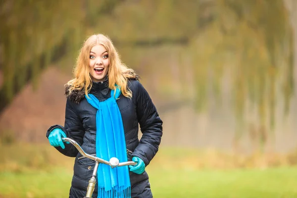 Happy active woman with bike in autumn park. — Stock Photo, Image
