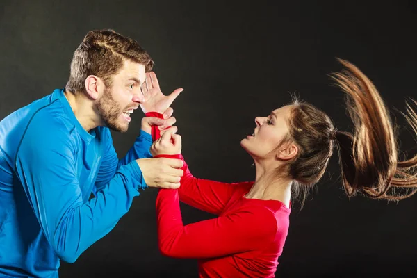 Marido homem lutando com mulher esposa. Violência . — Fotografia de Stock