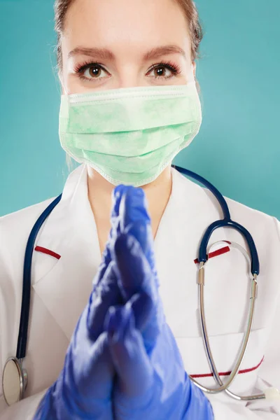 Retrato de médico fêmea em máscara — Fotografia de Stock