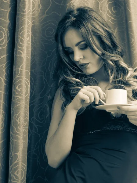 性感的女人在家里喝热咖啡饮料 — 图库照片