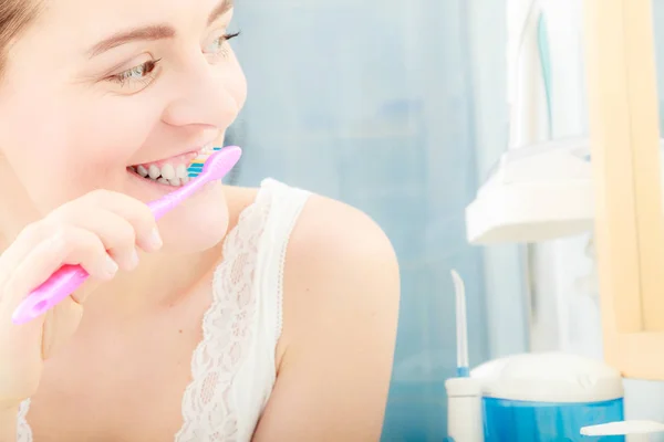 Mujer cepillándose los dientes. Higiene oral . —  Fotos de Stock