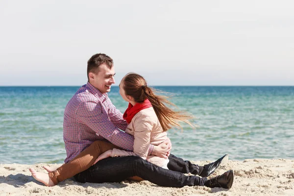 Szczęśliwa para o dacie na plaży — Zdjęcie stockowe