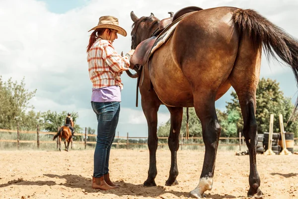 Västra cowgirl kvinna med häst. Sport aktivitet — Stockfoto