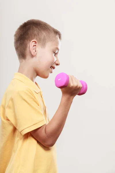 Sportjunge macht Übung mit Hantel. — Stockfoto