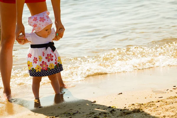 Madre jugando con el bebé en la playa — Foto de Stock