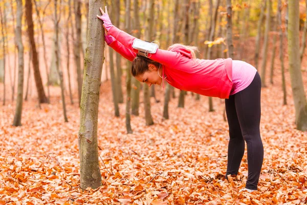 Vrouw uit te oefenen in het bos — Stockfoto