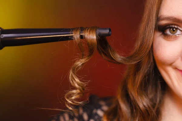 Uzun kahverengi saçlarını kıvıran mutlu kadın — Stok fotoğraf