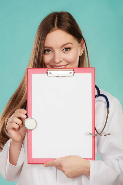 Молодой врач с папкой — стоковое фото
