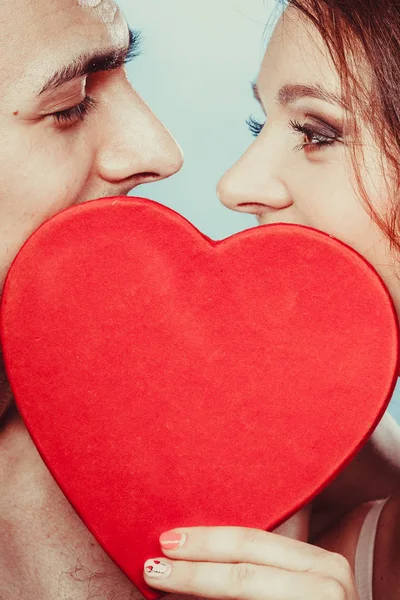 Casal amoroso a beijar atrás do coração vermelho. Amor. . — Fotografia de Stock