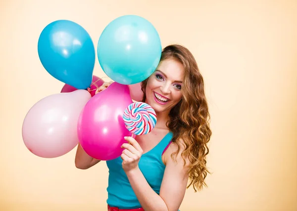 Mujer con globos de colores y piruleta —  Fotos de Stock