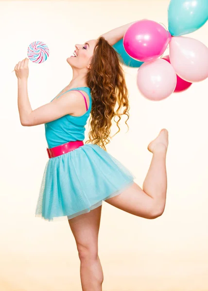 Mujer con globos de colores y piruleta — Foto de Stock