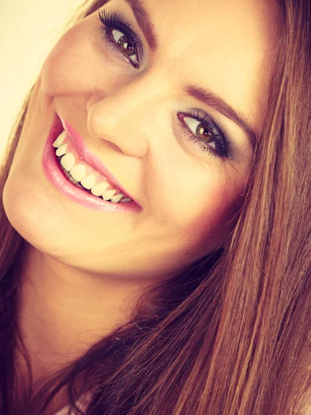 Retrato de mulher atraente feliz e positiva — Fotografia de Stock