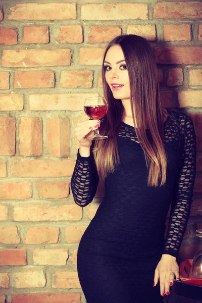 Kadın kırsal yazlık iç şarap tadımı — Stok fotoğraf