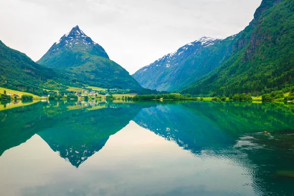 Norveç Fiyordu Gölü dağlarda yansıması — Stok fotoğraf