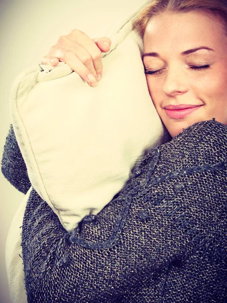居心地の良い枕を持って幸せな眠そうな女 — ストック写真
