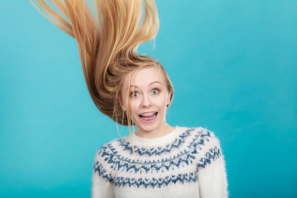 Galen blond kvinna med vindpinade blont hår — Stockfoto