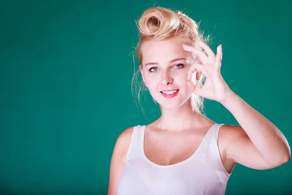 Sorrindo pin up menina fazendo um gesto ok — Fotografia de Stock