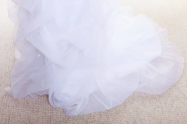 Closeup vrouw wit lang bruiloft jurk — Stockfoto