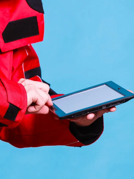 Young man using tablet — Stock Photo, Image