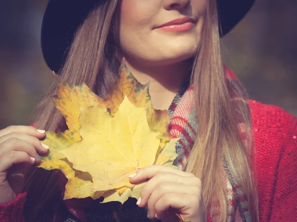 Woman relaxing in autumn fall park — Stock Photo, Image