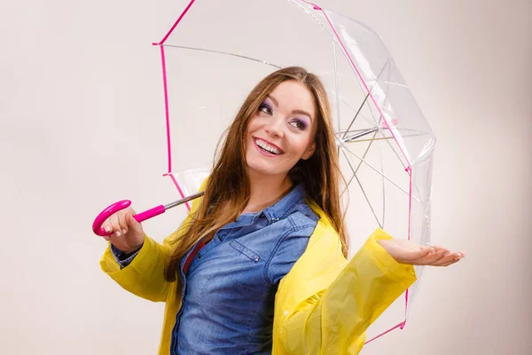 Kvinna i vattentät jacka med paraply. Prognostisering — Stockfoto