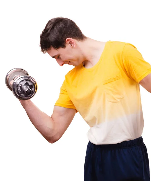 Мужчина тренируется с гантелями, поднимая тяжести — стоковое фото