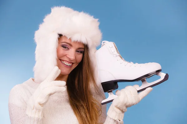 Mujer con patines de hielo preparándose para patinar sobre hielo . —  Fotos de Stock