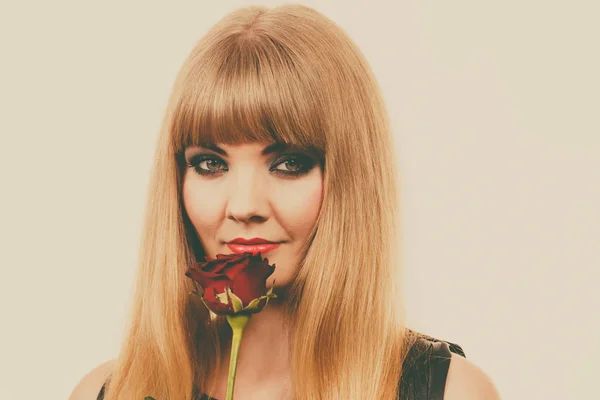Krásná mladá dáma s červenou růží. — Stock fotografie