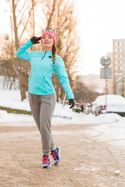 Menina tomando manhã caminhada no inverno — Fotografia de Stock