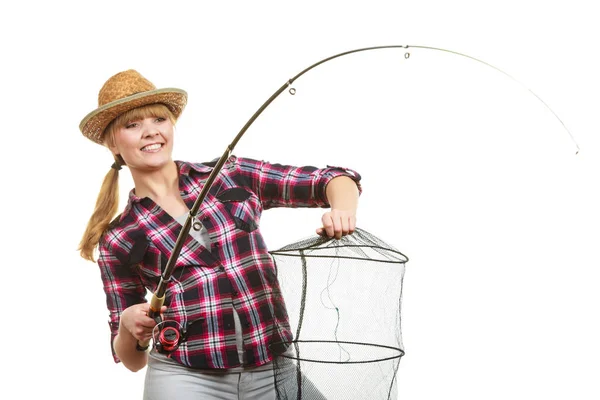 Mulher feliz segurando vara de pesca e keepnet — Fotografia de Stock