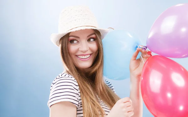 Frau Sommer fröhliches Mädchen mit bunten Luftballons — Stockfoto