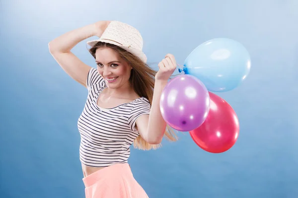 Mujer verano alegre chica con globos de colores —  Fotos de Stock