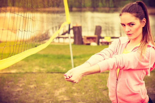 Flicka spela volleyboll — Stockfoto