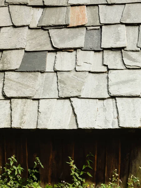 Primer plano de tejas de piedra gris oscuro —  Fotos de Stock