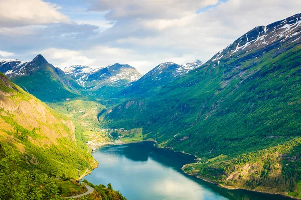 Kijk op de Geirangerfjord vanuit Flydasjuvet oogpunt Noorwegen — Stockfoto