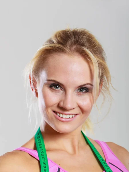 Sporty ragazza sorridente con metro a nastro — Foto Stock